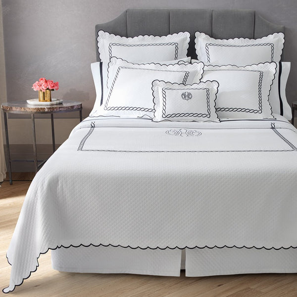 Classic Chain Scallop Matelassé Coverlet